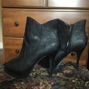 Miranda Lambert Black 4 inch open toe boots